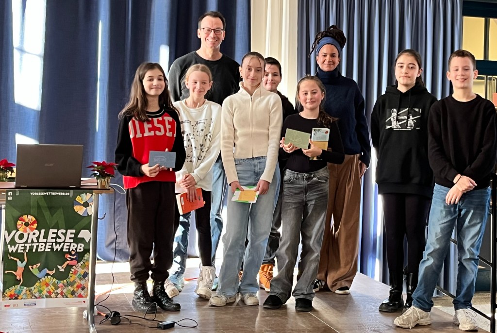 Glückliche Gewinnerin beim Vorlesewettbewerb