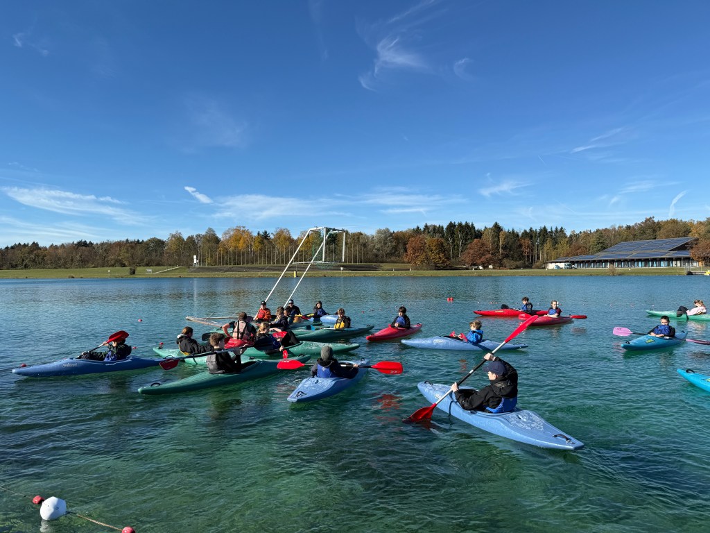 „Eiskalt erwischt – die Outdoor-AG trotzt dem Herbstwasser!“
