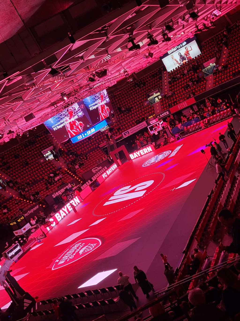 Klasse 9b beim Spiel der Basketball-Bundesliga